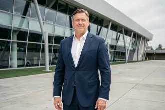 Portrait d'un ancien footballeur emblématique devant un stade moderne, illustrant la fortune et le statut d'icône populaire de Jean-Pierre Papin